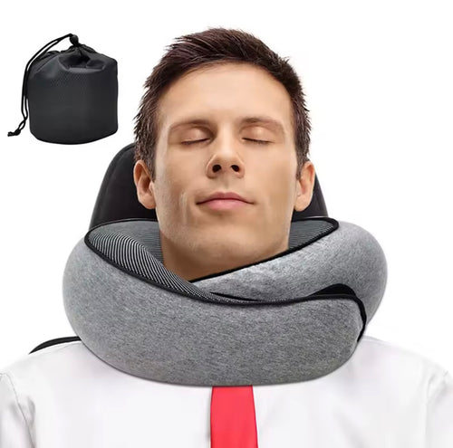 Homme portant le coussin de voyage mémoire de forme pendant un vol, confort cervical