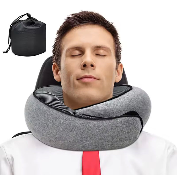 Homme portant le coussin de voyage mémoire de forme pendant un vol, confort cervical