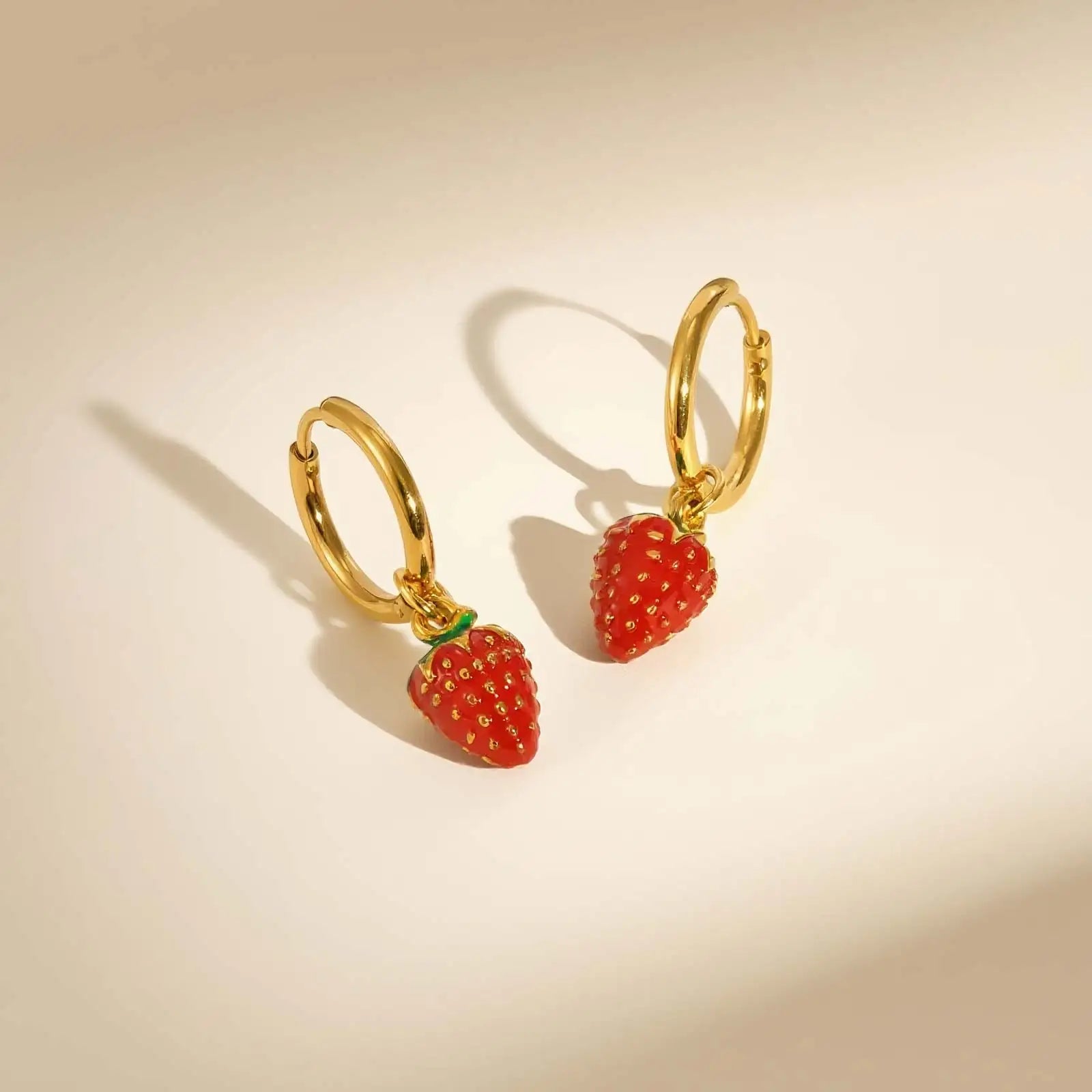 Boucles d'Oreilles Fraise Émail Plaqué Or – Bijoux Bohème | Focusstore