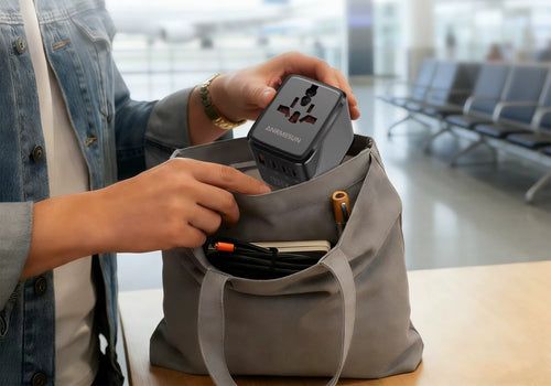 Adaptateur de voyage compact rangé dans un sac de cabine à l'aéroport