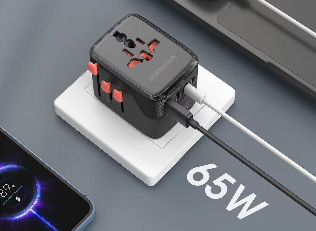 Adaptateur de voyage universel 65W GaN branché sur une prise murale, smartphone en charge rapide